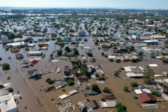 SOS RS: em Canoas, moradores ilhados pedem comida e água a militares