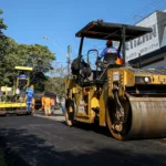 No momento, são 16 km de asfalto novo em execução em diversas regiões e novas vias ainda devem receber melhorias (Crédito: Fábio Reina / PMM)