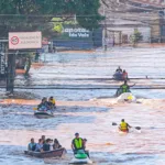 Chuva da frente fria nesta quarta não deve alterar os rumos da enchente do Guaíba | ALEX ROCHA/PMPA A reprodução em parte dos conteúdos da MetSul é autorizada desde que citada a fonte e publicado o hyperlink para o original https://metsul.com/frente-fria-traz-chuva-para-areas-sob-enchentes-nesta-quarta-feira/ .