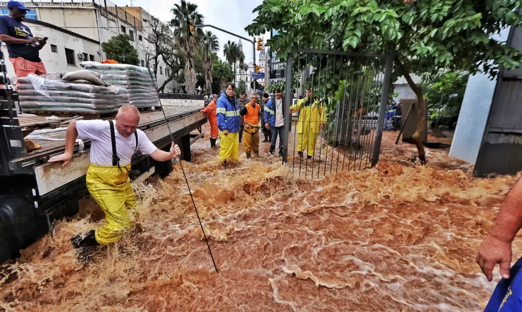 Rio Grande do Sul já contabiliza meio milhão de pessoas afetadas pelas fortes chuvas; Defesa Civil confirma a morte de 55 pessoas 12 Chuvas no Rio Grande do Sul