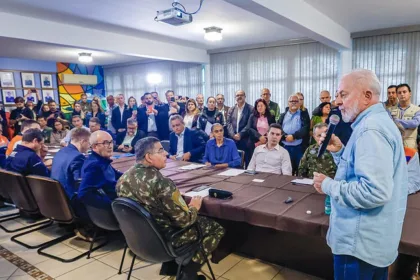 Com uma comitiva de representantes do três Poderes, o presidente vai acompanhar de perto as ações emergenciais no estado.