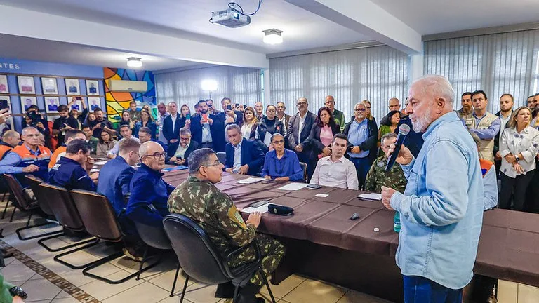 Com uma comitiva de representantes do três Poderes, o presidente vai acompanhar de perto as ações emergenciais no estado.