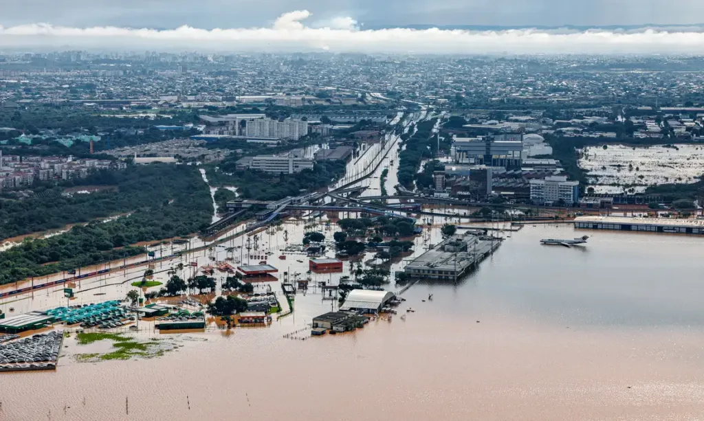 SOS RS: Emirados Árabes enviarão três aviões com doações para o Rio Grande do Sul 13 Porto Alegre no Rio Grande do Sul, cidade alagada por fortes chuvas