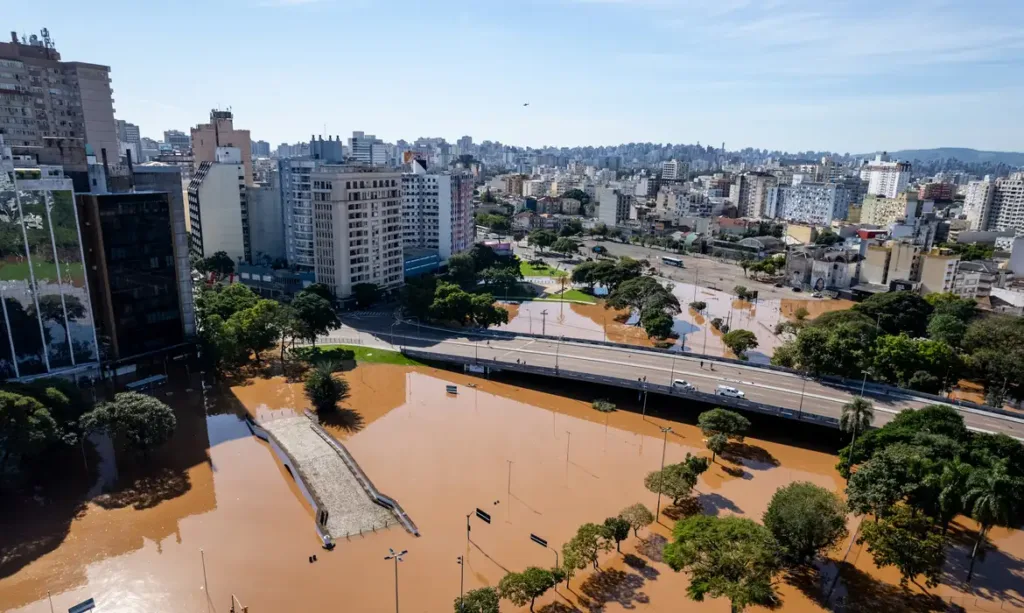 SOS RS: Emirados Árabes enviarão três aviões com doações para o Rio Grande do Sul 11 Porto Alegre no Rio Grande do Sul, cidade alagada por fortes chuvas 2