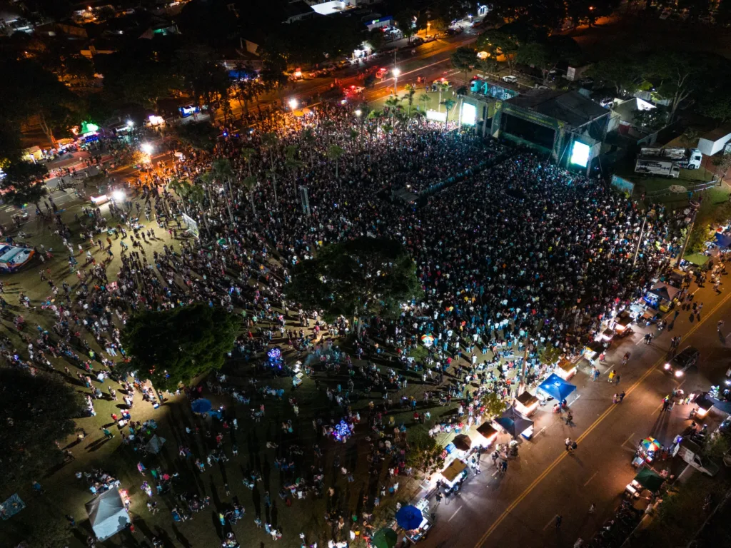 Show do cantor Leonardo reúne milhares de pessoas em Maringá 4 a2e110a8 5bec 41b4 8c64 5d86401a6b9c