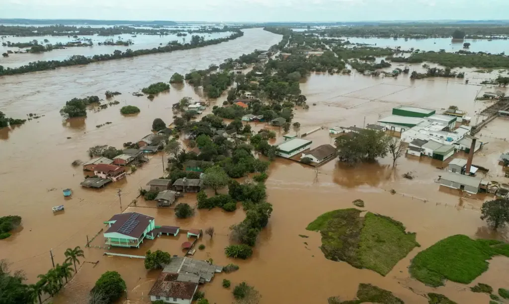 SOS RS: Emirados Árabes enviarão três aviões com doações para o Rio Grande do Sul 17 Temporais: 10 pessoas morreram e 21 estão desaparecidas no Rio Grande do Sul