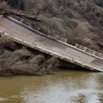 Ponte que atravessava o rio Forqueta que liga Lajeado até Arroio de Meio desabou com a cheia do rio. Passarela flutuante foi instalada provisoriamente - Rafa Neddermeyer/Agência Brasil