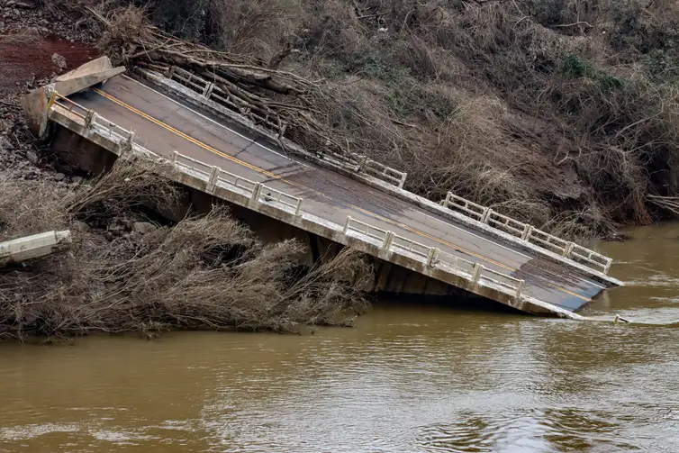 Ponte que atravessava o rio Forqueta que liga Lajeado até Arroio de Meio desabou com a cheia do rio. Passarela flutuante foi instalada provisoriamente - Rafa Neddermeyer/Agência Brasil