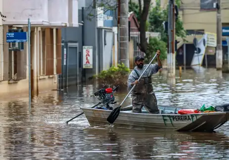 Voluntários mantêm resgates em áreas alagadas de Porto Alegre