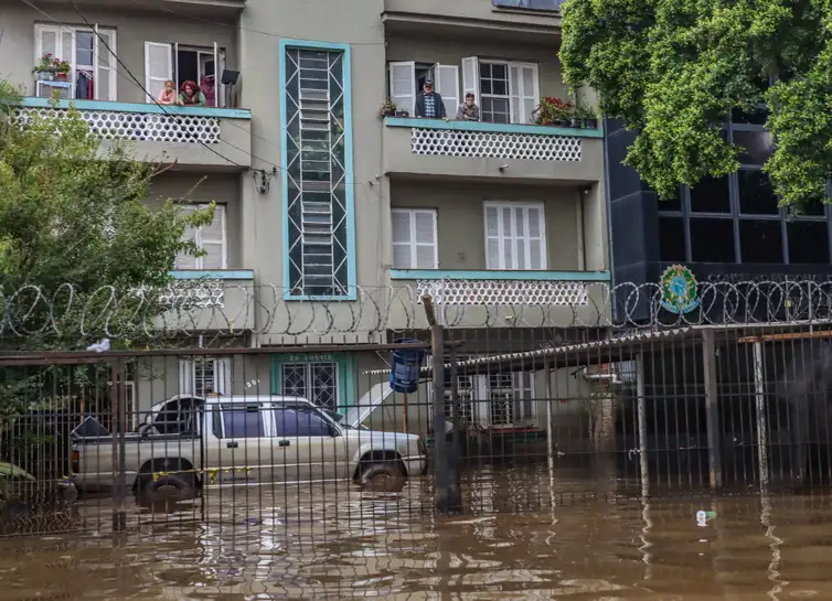 Voluntários mantêm resgates em áreas alagadas de Porto Alegre