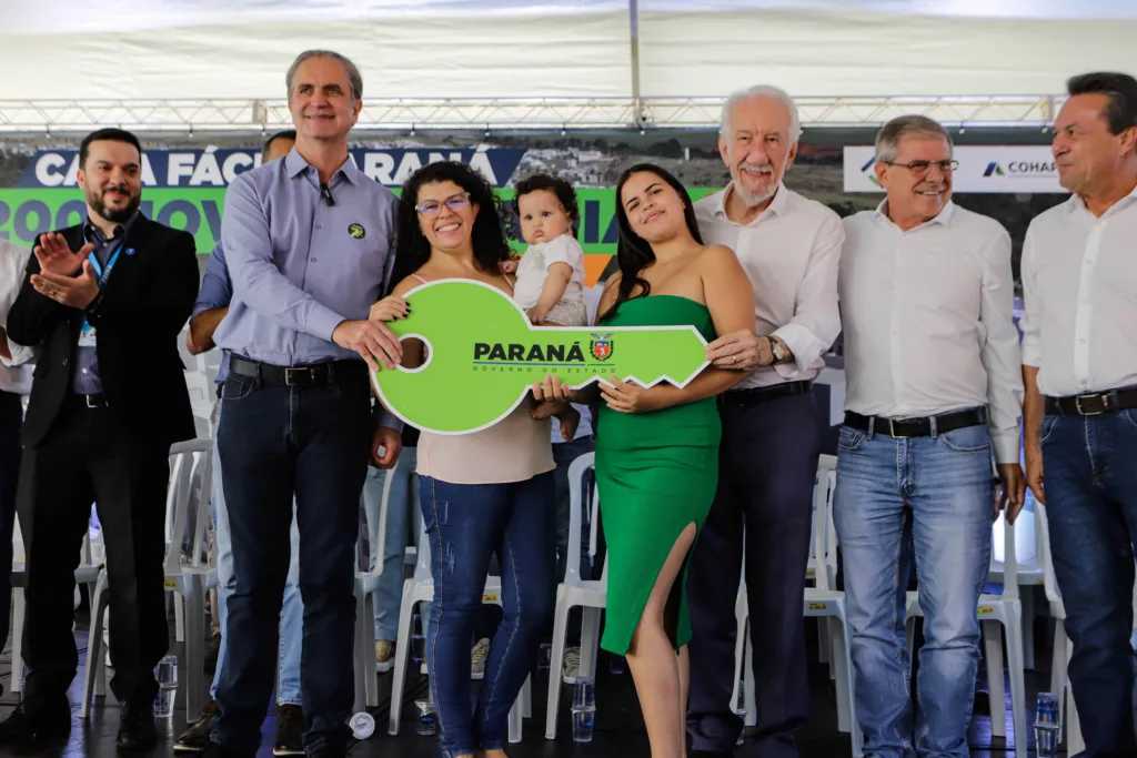 Com apoio do Estado, 200 moradores de Maringá ganham as chaves da casa própria 10 residencial maragogi foto rdziura 4717 - Saiba Já News