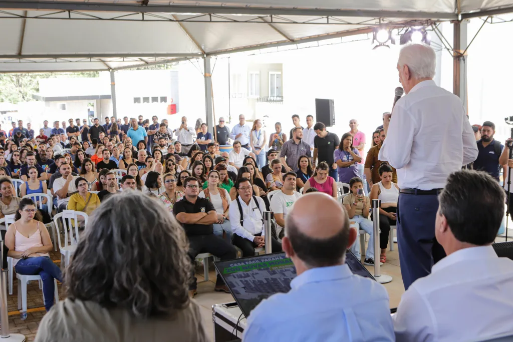 Com apoio do Estado, 200 moradores de Maringá ganham as chaves da casa própria 4 residencial maragogi foto rdziura 4857 - Saiba Já News
