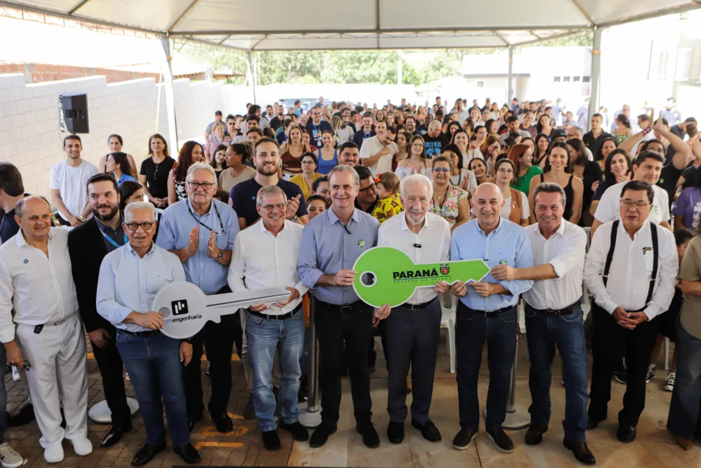 Com apoio do Estado, 200 moradores de Maringá ganham as chaves da casa própria 7 residencial maragogi foto rdziura 4893 - Saiba Já News