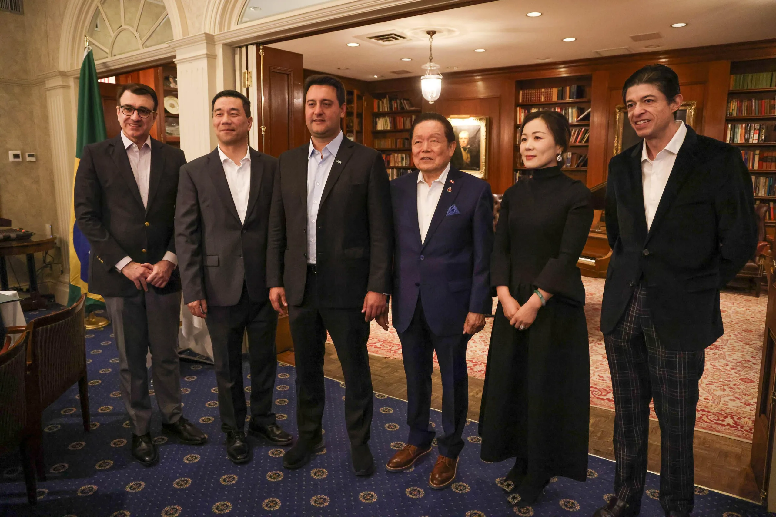 O governador Carlos Massa Ratinho Junior se reuniu na noite deste sábado (11) em Toronto, no Canadá