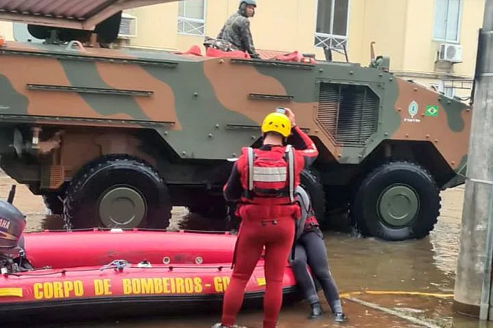 SOS RS: com 104 agentes e muita tecnologia, forças de segurança do PR seguem apoiando o Rio Grande do Sul 8 whatsapp image 2024 05 15 at 15.34.54 4 jpg