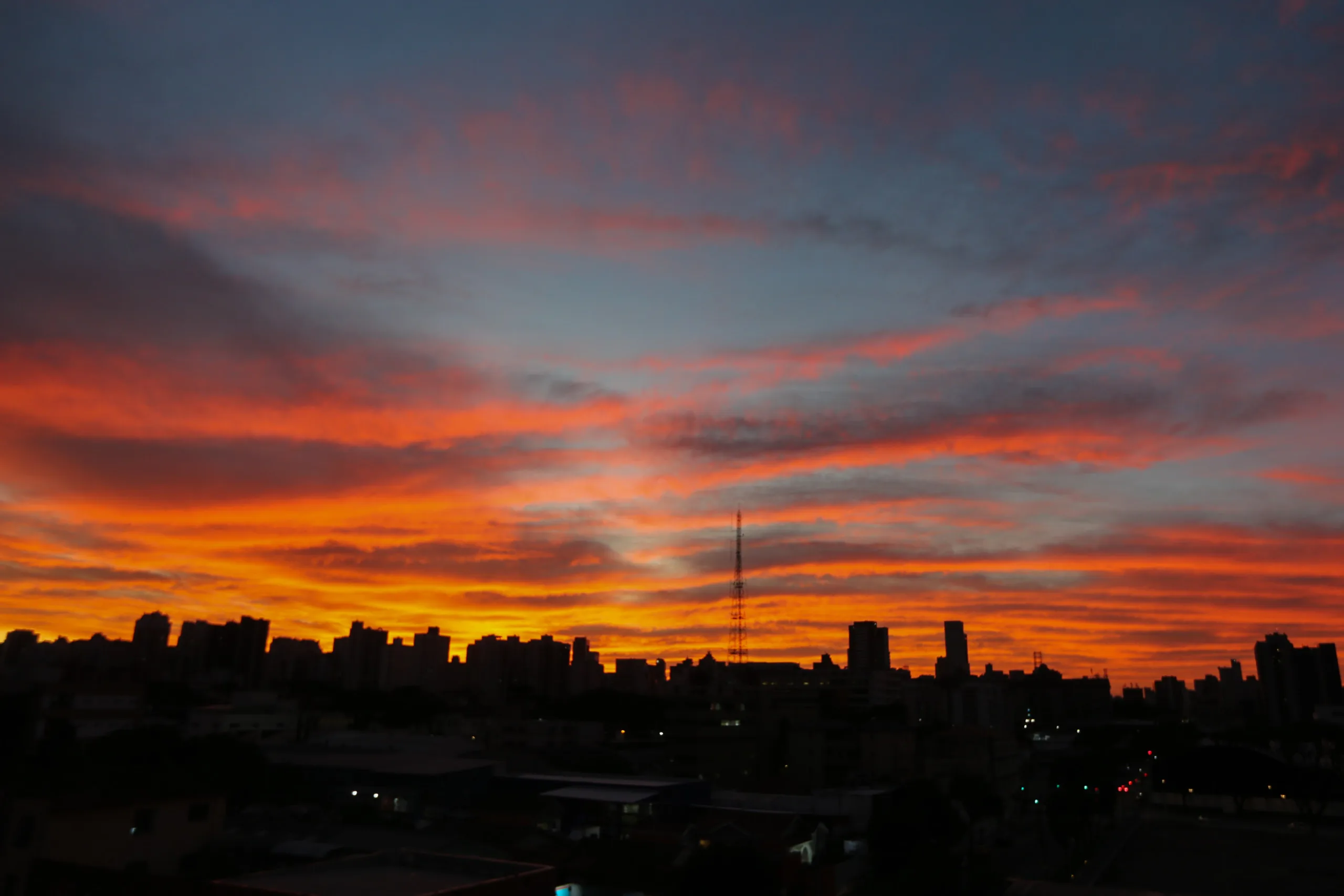 Penumbra, entardecer no Paraná, sol deixa o céu com tons de laranja