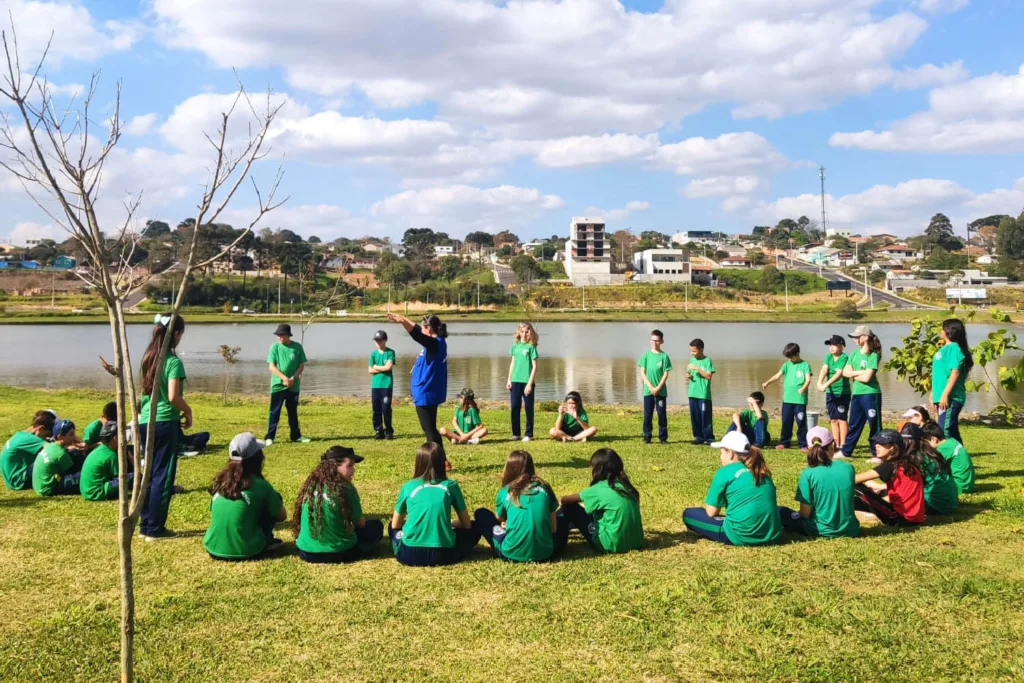 Sanepar promove atividade educativa no Lago de Olarias, em Ponta Grossa - Alunos do Colégio Estadual Maestro Bento Mossurunga fizeram monitoramento da água e analisaram os possíveis impactos na bacia hidrográfica
Foto: Sanepar