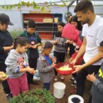 A Sanepar finalizou na quinta-feira (6) os serviços socioambientais em Campo Magro, na Região Metropolitana de Curitiba, com a inauguração do Jardim Água e Mel, na Praça Gabriel Antero. Os investimentos nessas ações foram em torno de R$ 300 mil. Uma das atividades mais relevantes foi a recuperação da mata ciliar do Rio Custódio, que teve a supressão de vegetação exótica invasora no trecho do Parque Municipal, a limpeza do lixo do entorno e o plantio de 1.500 mudas de espécies nativas e de plantas que são importantes para a existência das abelhas. Cinco escolas de Campo Magro também receberam caixas de colmeias com abelhas nativas, em instalações didáticas e apropriadas tanto para atividades educativas quanto para a vida desses animais. “As atividades desempenhadas pelas abelhas estão ligadas à conservação da biodiversidade e, também, à qualidade da água”, afirma a assistente social da Sanepar, Verena Mehler Verena. Campo Magro tem grande importância em relação à produção de água, visto que o Rio Custódio é um afluente significativo do Passaúna, com influência na bacia hidrográfica do Rio Verde. Além disso, parte do território de Campo Magro está sobre o Aquífero Karst, outra importante fonte de água para Curitiba e Região Metropolitana. Artistas de vários estados fazem grafitagem em muro de reservatórios da Sanepar em Colombo Sanepar capacita agentes de saúde de Iretama sobre importância do saneamento Investimentos da Sanepar em estações de esgoto vão ultrapassar R$ 2 bilhões em 2024 Os serviços de educação socioambientais estão atrelados às obras de ampliação do sistema de abastecimento de água, que custarão aproximadamente R$ 45 milhões para a Sanepar, e esses serviços fazem parte do Programa Saneamento para Todos e do Projeto Técnico de Trabalho Socioambiental (PTS) da Sanepar. Entre as ações socioeducativas, também foram feitas cerca de 5 mil visitas domiciliares, oito visitas técnicas a áreas da Sanepar, formação de agentes socioambientais. Houve distribuição de kits de meliponicultura, jardinagem e sementes para pastagem apícula, além de atividades com estudantes e capacitações temáticas sobre as abelhas, plantio e manutenção de árvores e flores, criação de minhocas e manutenção de jardins. “O trabalho socioeducativo da Sanepar busca incentivar a conscientização ambiental e a mobilização comunitária para a discussão e a reflexão sobre questões ambientais complexas e imprescindíveis”, acrescenta Verena.