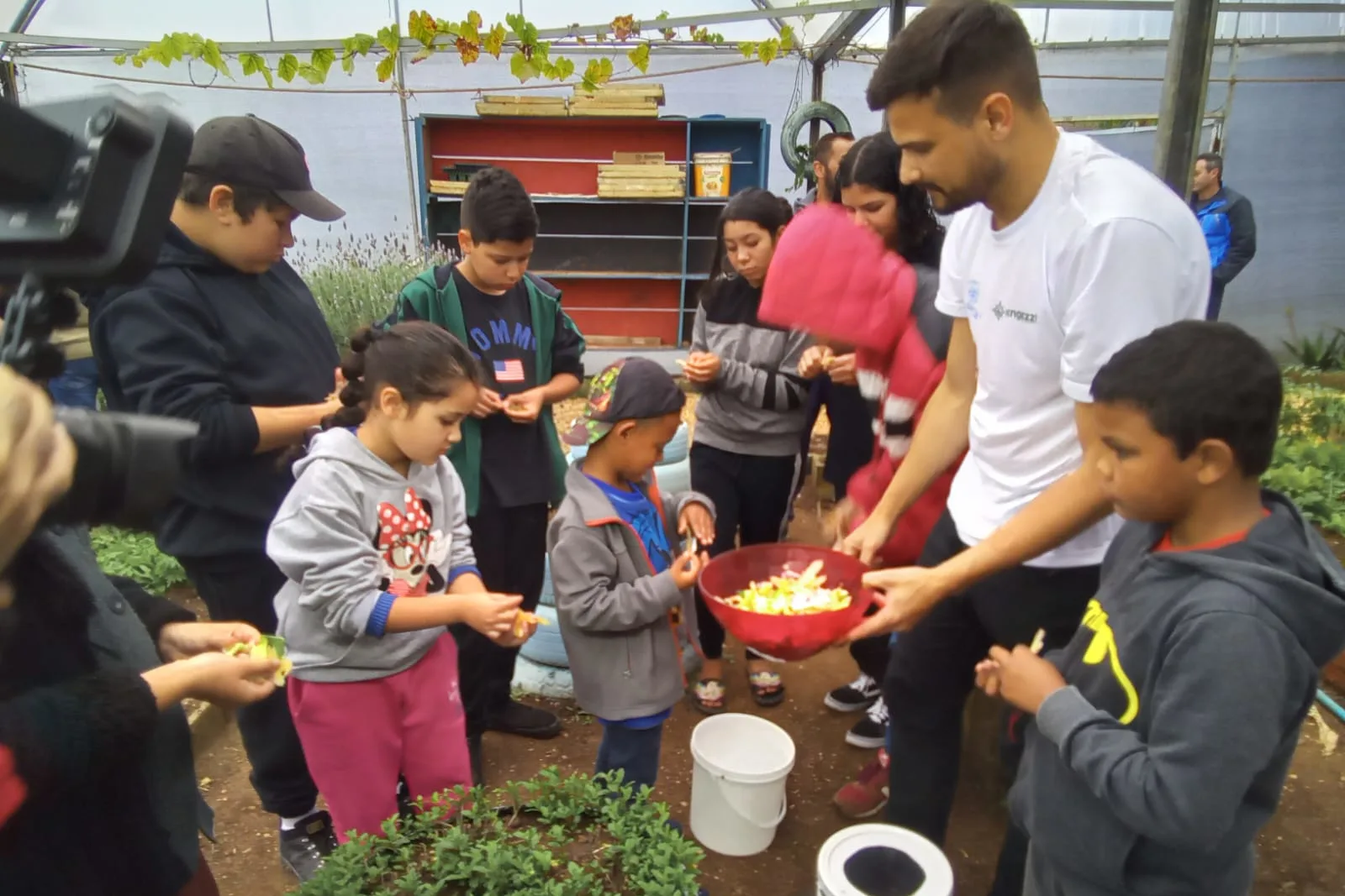 A Sanepar finalizou na quinta-feira (6) os serviços socioambientais em Campo Magro, na Região Metropolitana de Curitiba, com a inauguração do Jardim Água e Mel, na Praça Gabriel Antero. Os investimentos nessas ações foram em torno de R$ 300 mil. Uma das atividades mais relevantes foi a recuperação da mata ciliar do Rio Custódio, que teve a supressão de vegetação exótica invasora no trecho do Parque Municipal, a limpeza do lixo do entorno e o plantio de 1.500 mudas de espécies nativas e de plantas que são importantes para a existência das abelhas. Cinco escolas de Campo Magro também receberam caixas de colmeias com abelhas nativas, em instalações didáticas e apropriadas tanto para atividades educativas quanto para a vida desses animais. “As atividades desempenhadas pelas abelhas estão ligadas à conservação da biodiversidade e, também, à qualidade da água”, afirma a assistente social da Sanepar, Verena Mehler Verena. Campo Magro tem grande importância em relação à produção de água, visto que o Rio Custódio é um afluente significativo do Passaúna, com influência na bacia hidrográfica do Rio Verde. Além disso, parte do território de Campo Magro está sobre o Aquífero Karst, outra importante fonte de água para Curitiba e Região Metropolitana. Artistas de vários estados fazem grafitagem em muro de reservatórios da Sanepar em Colombo Sanepar capacita agentes de saúde de Iretama sobre importância do saneamento Investimentos da Sanepar em estações de esgoto vão ultrapassar R$ 2 bilhões em 2024 Os serviços de educação socioambientais estão atrelados às obras de ampliação do sistema de abastecimento de água, que custarão aproximadamente R$ 45 milhões para a Sanepar, e esses serviços fazem parte do Programa Saneamento para Todos e do Projeto Técnico de Trabalho Socioambiental (PTS) da Sanepar. Entre as ações socioeducativas, também foram feitas cerca de 5 mil visitas domiciliares, oito visitas técnicas a áreas da Sanepar, formação de agentes socioambientais. Houve distribuição de kits de meliponicultura, jardinagem e sementes para pastagem apícula, além de atividades com estudantes e capacitações temáticas sobre as abelhas, plantio e manutenção de árvores e flores, criação de minhocas e manutenção de jardins. “O trabalho socioeducativo da Sanepar busca incentivar a conscientização ambiental e a mobilização comunitária para a discussão e a reflexão sobre questões ambientais complexas e imprescindíveis”, acrescenta Verena.