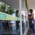 Mulher entrando na Agência do Trabalhador de Maringá