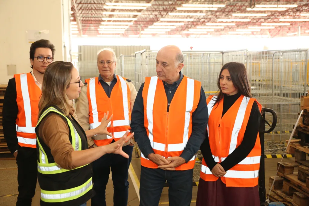 O vice-prefeito Edson Scabora visitou a operação atual da empresa em Maringá e conheceu o planejamento de expansão dos negócios 
(Crédito: Fábio Reina/ PMM)