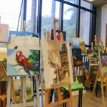 Oficinas de artesanato, pintura, fotografia, marcenaria, colagem, dança, audiovisual, crochê, tricô, modelagem, música, poesia, teatro, desenho, atuação e cerâmica