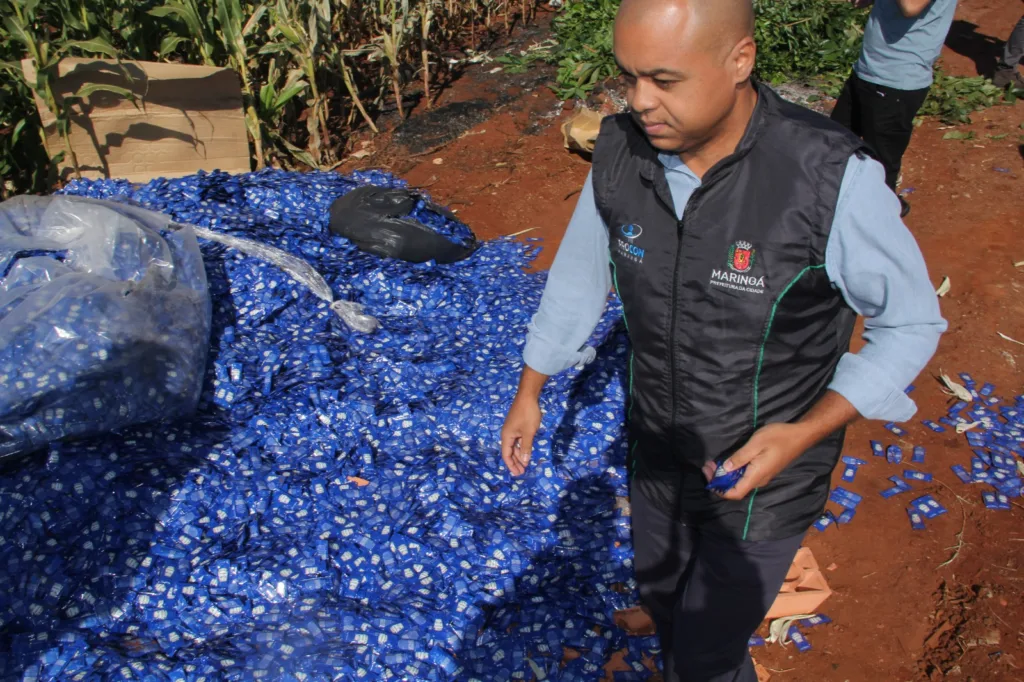 Procon apura descarte irregular de sachês de maionese na zona rural 3 O Procon, da Prefeitura de Maringá, apura um descarte irregular de sachês de maionese