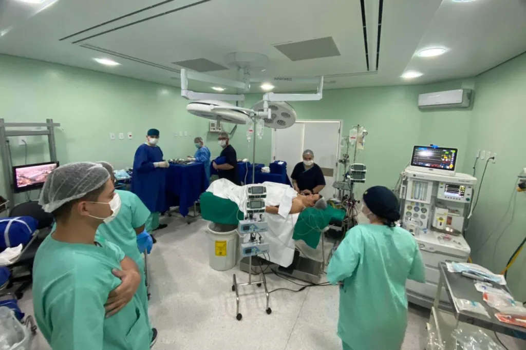 O Hospital Universitário do Oeste do Paraná, em Cascavel, realizou nesta sexta-feira (21) sua primeira cirurgia cardiovascular em mais de uma década. O procedimento marca o retorno da oferta deste atendimento que, até então, vinha sendo feito pelo Hospital Norte do Paraná, em Arapongas, fazendo com que pacientes tivessem que se deslocar mais de 300 km.

“Temos realizado grandes esforços para acolher pacientes que necessitam passar por cirurgias cardíacas. Esse é um marco importante, onde o Huop retorna a ser um ponto de referência para estes pacientes, garantindo também mais praticidade e conforto, evitando grandes deslocamentos”, avaliou o secretário de Estado da Saúde, César Neves.

Média mensal de cirurgias eletivas em 2024 está 43% maior do que a do ano passado
Nos últimos anos, o HUOP continuou realizando procedimentos não invasivos, como cateterismo e revascularização. Com a retomada das cirurgias invasivas, espera-se uma melhoria significativa na qualidade de vida dos pacientes, que antes enfrentavam o desgaste de esperar por transferências para locais distantes.

“O que retomamos hoje vai fazer a diferença na vida de muitas pessoas, principalmente pelo desgaste que era ter que esperar a transferência para longe de casa para a realização da cirurgia”, destaca o diretor-geral do hospital, Rafael Muniz de Oliveira.

O paciente operado está estável na UTI, conforme previsto após cirurgias cardíacas. A partir de agora, o HUOP planeja retomar gradualmente este tipo de cirurgia, com a previsão inicial de realizar duas operações por semana, aumentando para quatro por semana nos próximos meses.

MAIS AÇÕES - No último mês, o Estado também autorizou o aumento de recursos destinados ao Hospital São Lucas, em Cascavel, visando aprimorar os serviços de cardiologia de alta complexidade na região. O repasse mensal para custeio de procedimentos passou de R$ 1,1 milhão para R$ 4,1 milhões, representando um crescimento de 270%.

Saúde remaneja vacinas da dengue próximas do vencimento para otimizar uso
“Estamos monitorando os serviços ofertados e garantindo que todos os pacientes sejam tratados com excelência. O governador sempre reforçou a importância de levar a saúde até as pessoas e essas novas perspectivas para estes hospitais vão nesse caminho”, finalizou o secretário.