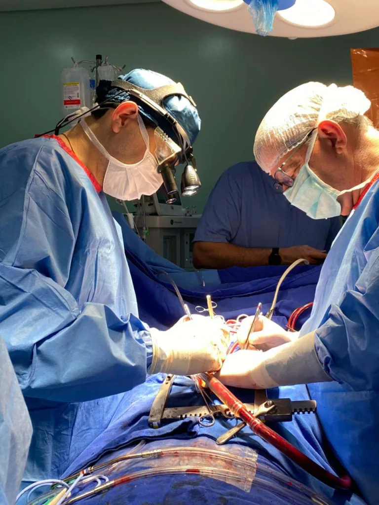 O Hospital Universitário do Oeste do Paraná, em Cascavel, realizou nesta sexta-feira (21) sua primeira cirurgia cardiovascular em mais de uma década. O procedimento marca o retorno da oferta deste atendimento que, até então, vinha sendo feito pelo Hospital Norte do Paraná, em Arapongas, fazendo com que pacientes tivessem que se deslocar mais de 300 km.

“Temos realizado grandes esforços para acolher pacientes que necessitam passar por cirurgias cardíacas. Esse é um marco importante, onde o Huop retorna a ser um ponto de referência para estes pacientes, garantindo também mais praticidade e conforto, evitando grandes deslocamentos”, avaliou o secretário de Estado da Saúde, César Neves.

Média mensal de cirurgias eletivas em 2024 está 43% maior do que a do ano passado
Nos últimos anos, o HUOP continuou realizando procedimentos não invasivos, como cateterismo e revascularização. Com a retomada das cirurgias invasivas, espera-se uma melhoria significativa na qualidade de vida dos pacientes, que antes enfrentavam o desgaste de esperar por transferências para locais distantes.

“O que retomamos hoje vai fazer a diferença na vida de muitas pessoas, principalmente pelo desgaste que era ter que esperar a transferência para longe de casa para a realização da cirurgia”, destaca o diretor-geral do hospital, Rafael Muniz de Oliveira.

O paciente operado está estável na UTI, conforme previsto após cirurgias cardíacas. A partir de agora, o HUOP planeja retomar gradualmente este tipo de cirurgia, com a previsão inicial de realizar duas operações por semana, aumentando para quatro por semana nos próximos meses.

MAIS AÇÕES - No último mês, o Estado também autorizou o aumento de recursos destinados ao Hospital São Lucas, em Cascavel, visando aprimorar os serviços de cardiologia de alta complexidade na região. O repasse mensal para custeio de procedimentos passou de R$ 1,1 milhão para R$ 4,1 milhões, representando um crescimento de 270%.

Saúde remaneja vacinas da dengue próximas do vencimento para otimizar uso
“Estamos monitorando os serviços ofertados e garantindo que todos os pacientes sejam tratados com excelência. O governador sempre reforçou a importância de levar a saúde até as pessoas e essas novas perspectivas para estes hospitais vão nesse caminho”, finalizou o secretário.