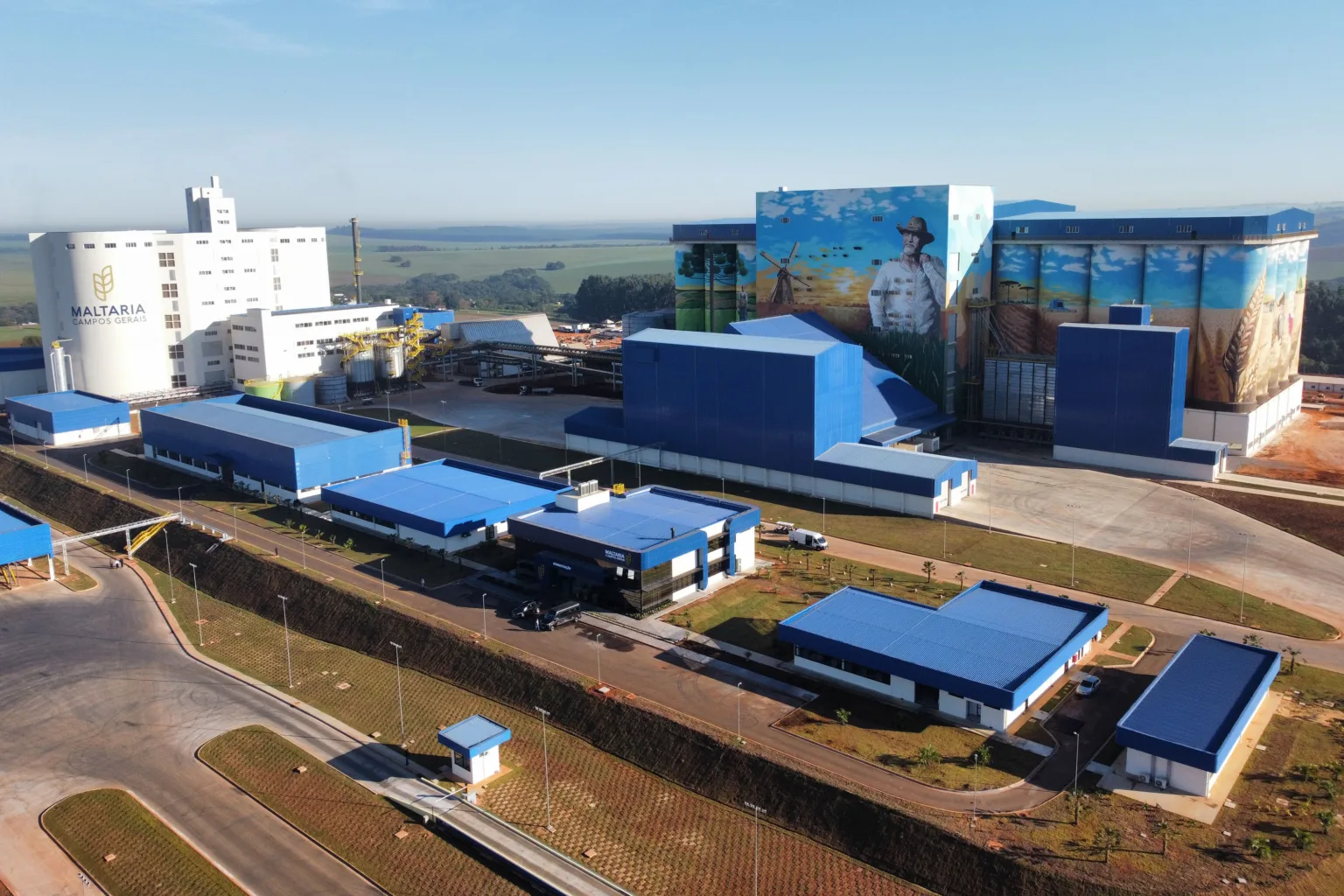 O Estado do Paraná fecha a semana com R$ 3,4 bilhões a mais na contabilidade de investimentos privados. O resultado é fruto de anúncios feitos em um intervalo de 20 dias por quatro grandes conglomerados do Estado: os empreendimentos são as novas plantas da Ambev, Maltaria Campos Gerais e Unium, além de um investimento no setor de combustíveis da Liquipar Operações Portuárias. “Essa proximidade com a iniciativa privada faz o Paraná crescer. Temos um ambiente que oferece segurança jurídica e tranquilidade política. Isso com certeza pesa na hora da escolha dos investidores pelo Paraná”, ressalta o governador Carlos Massa Ratinho Junior. "São mais empregos, mais movimento na economia e mais qualidade de vida para os paranaenses", complementa o governador. O Estado cresceu cinco vezes mais que a média brasileira no primeiro trimestre de 2024, de acordo com o IBC-Br, do Banco Central. AMBEV – A nova fábrica de garrafas da Ambev em Carambeí recebeu a Pedra Fundamental nesta quinta-feira (13). A unidade, que já está em 80% de execução, tem investimento de R$ 870 milhões e faz parte do movimento de ampliar a oferta de cervejas premium no portfólio da empresa. No caso da Ambev, o funcionamento da nova fábrica deve iniciar 2025 e marcará o Estado como o primeiro de todo o País com produção da empresa “do campo ao copo”, impactando toda a cadeia de produção do Estado e a economia local. A planta vai produzir garrafas a partir da reciclagem de cacos recolhidos, fruto de parcerias com empresas de logística reversa e cooperativas da região. Serão produzidas na fábrica embalagens de diferentes formatos e cores, como long necks, 300 ml, 600 ml e 1 litro, com foco principal nos rótulos premium, como Spaten, Corona, Stella Artois e Original. A previsão é fabricar até 1,5 mil garrafas por minuto, chegando a 15 milhões por mês. Governo propõe criação de fundo para alavancar investimentos em infraestrutura UNIUM – No fim de maio, a Unium, que reúne as cooperativas Castrolanda, Frísia e Capal, anunciou que vai investir também nos Campos Gerais mais de R$ 450 milhões em uma nova fábrica de produtos lácteos em pó em Castro. A previsão é de que a unidade processe mais de 1 milhão de litros de leite para a produção de leite em pó por dia. O investimento atende ao aumento na produção dos cooperados do grupo, que cresce 10% ao ano. Atualmente, o grupo Unium já conta com fábricas em Castro e Ponta Grossa, ambas com capacidades produtivas de cerca de 1,5 milhão de litros diários cada, além de uma unidade em Itapetininga, no interior de São Paulo, com capacidade de produção diária de 1,3 milhão de litros de leite. MALTARIA – Outro grande anúncio recente foi o início da operação da Maltaria Campos Gerais, localizada em Ponta Grossa, no começo de junho. A planta, fruto de um investimento de R$ 1,6 bilhão das cooperativas Agrária, Frísia, Castrolanda, Capal, Bom Jesus e Coopagrícola, foi inaugurada com a presença do governador Ratinho Junior e vai produzir 280 mil toneladas de malte por ano. O empreendimento, que teve apoio do programa de incentivos Paraná Competitivo, deve gerar cerca de 130 empregos diretos e mais de 3 mil indiretos, além de ampliar a produção de cevada no Paraná, que já é o maior produtor nacional do grão. Com a inauguração da maltaria, quatro em cada dez cervejas feitas no País terão malte produzido no Paraná na sua composição. Detran-PR destina R$ 103,8 milhões para fortalecer ações de segurança no trânsito no Paraná LIQUIPAR – Nesta semana, na terça-feira (11), a Liquipar Operações Portuárias, que arrematou no ano passado a área PAR 50 do Porto de Paranaguá, no Litoral, anunciou que vai investir R$ 572 milhões para triplicar a capacidade de escoamento de líquidos pelo terminal, especialmente de combustíveis. O investimento é maior que o previsto inicialmente. Arrematada por R$ 1 milhão no leilão feito na Bolsa de Valores, a área deveria receber um montante mínimo de R$ 338,2 milhões em obras de ampliação da capacidade operacional. Ela tem cerca de 85 mil metros quadrados e capacidade atual de 70 mil metros cúbicos de armazenagem, devendo passar para 210 mil metros cúbicos.