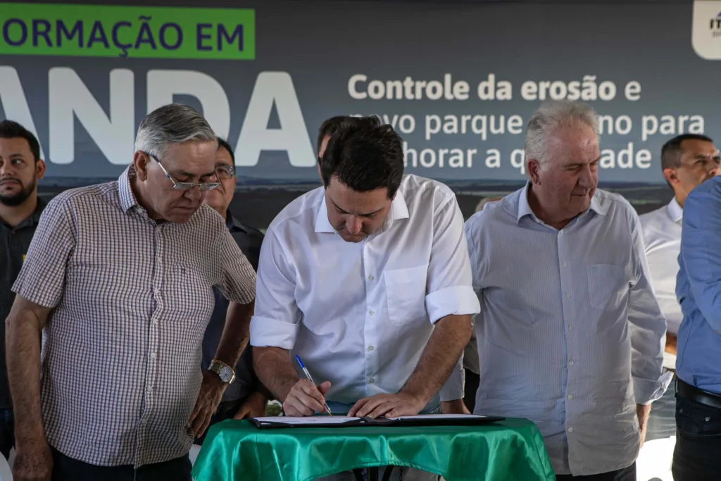 Ratinho Junior assina ordem de serviço para início da recuperação de área degradada para conter erosão em Loanda 5 emissario aguadamina loanda foto rdziura 7037 1