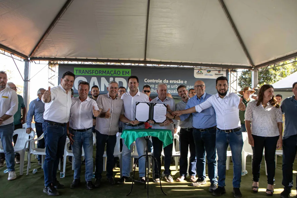 Ratinho Junior assina ordem de serviço para início da recuperação de área degradada para conter erosão em Loanda 4 emissario aguadamina loanda foto rdziura 7064 1