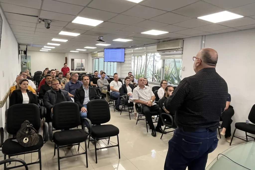 Saúde realiza encontro para alinhar as primeiras entregas de obras de PAMs e UMS no Estado 3 Sesa realiza encontro para alinhar as primeiras entregas de obras de PAMs e UMS no Estado
Foto: SESA-PR