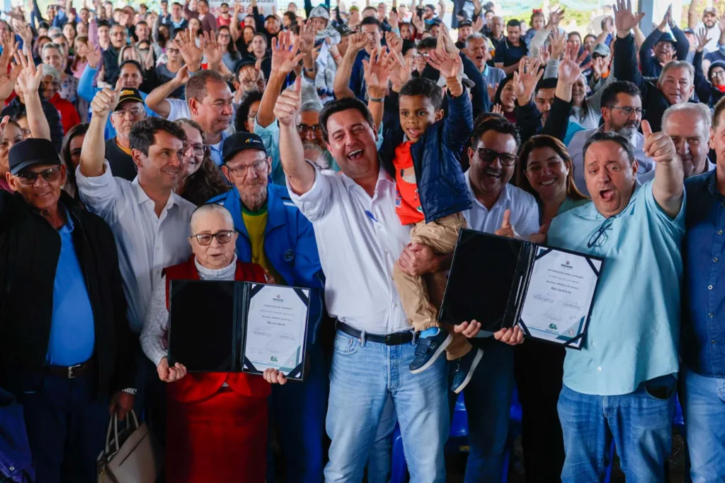 Ratinho Junior assina regularização de moradias e pavimentação para Reserva do Iguaçu 8 Ratinho Junior assina regularização de moradias e pavimentação para Reserva do Iguaçu
