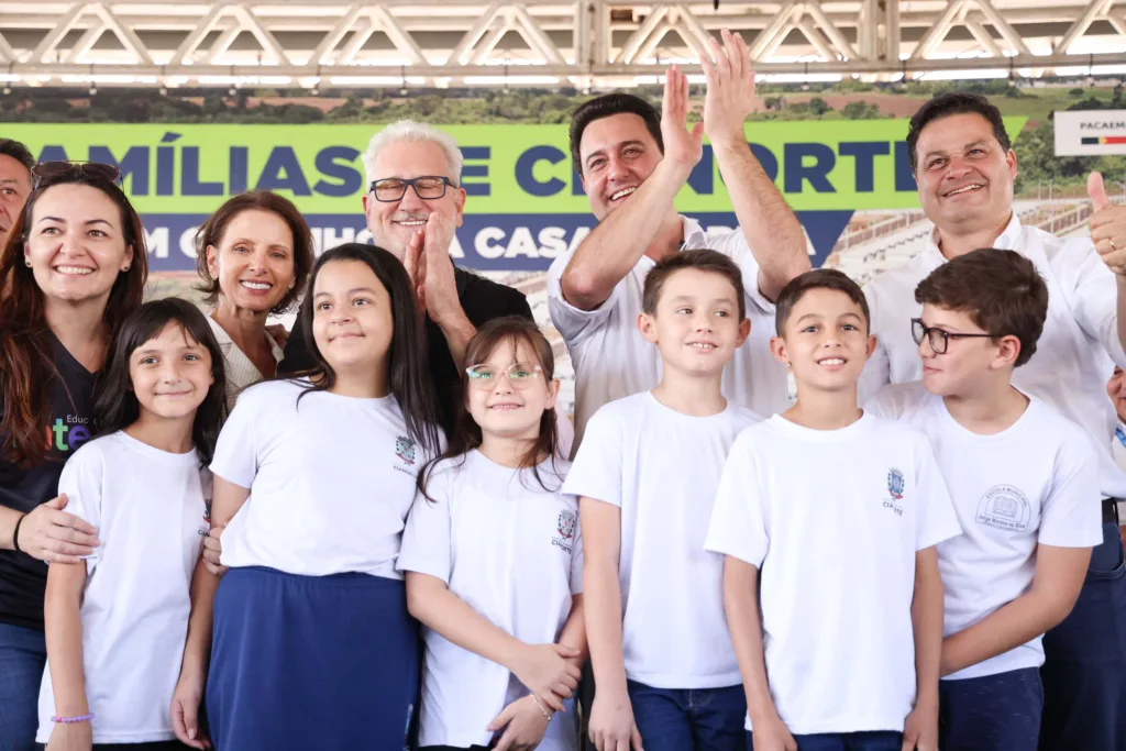 Governador inaugura bairro planejado e anuncia R$ 106 milhões da Sanepar em Cianorte