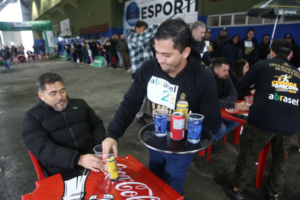 Corrida de Garçons reúne 45 profissionais e leva animação a Matinhos, no Litoral 6 Corrida de Garçons reúne 45 profissionais e leva animação a Matinhos, no Litoral