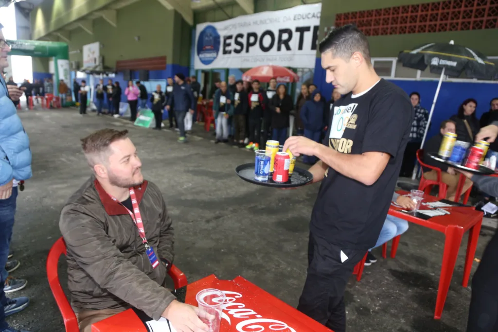 Corrida de Garçons reúne 45 profissionais e leva animação a Matinhos, no Litoral 4 Corrida de Garçons reúne 45 profissionais e leva animação a Matinhos, no Litoral