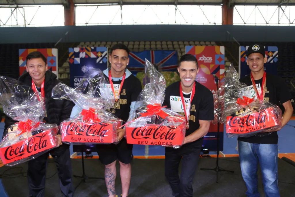 Corrida de Garçons reúne 45 profissionais e leva animação a Matinhos, no Litoral 3 Corrida de Garçons reúne 45 profissionais e leva animação a Matinhos, no Litoral
