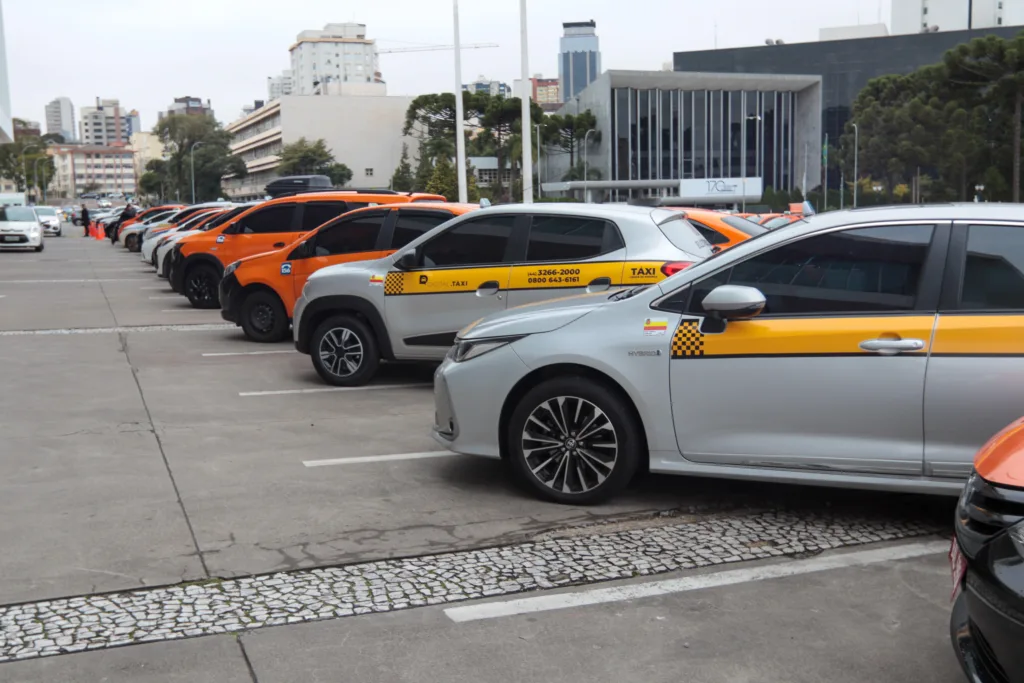 Governo do Paraná abre linha de crédito com juros subsidiados para taxistas renovarem frota 2 20240730 agb fomento taxi 5
