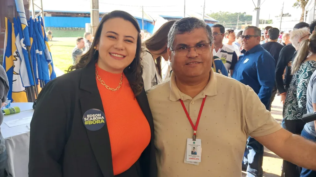 Amanda Rompatto e o repórter Jota Silva do Saiba Já News