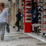 Mulher de 30 anos andando pelo comércio de Curitiba