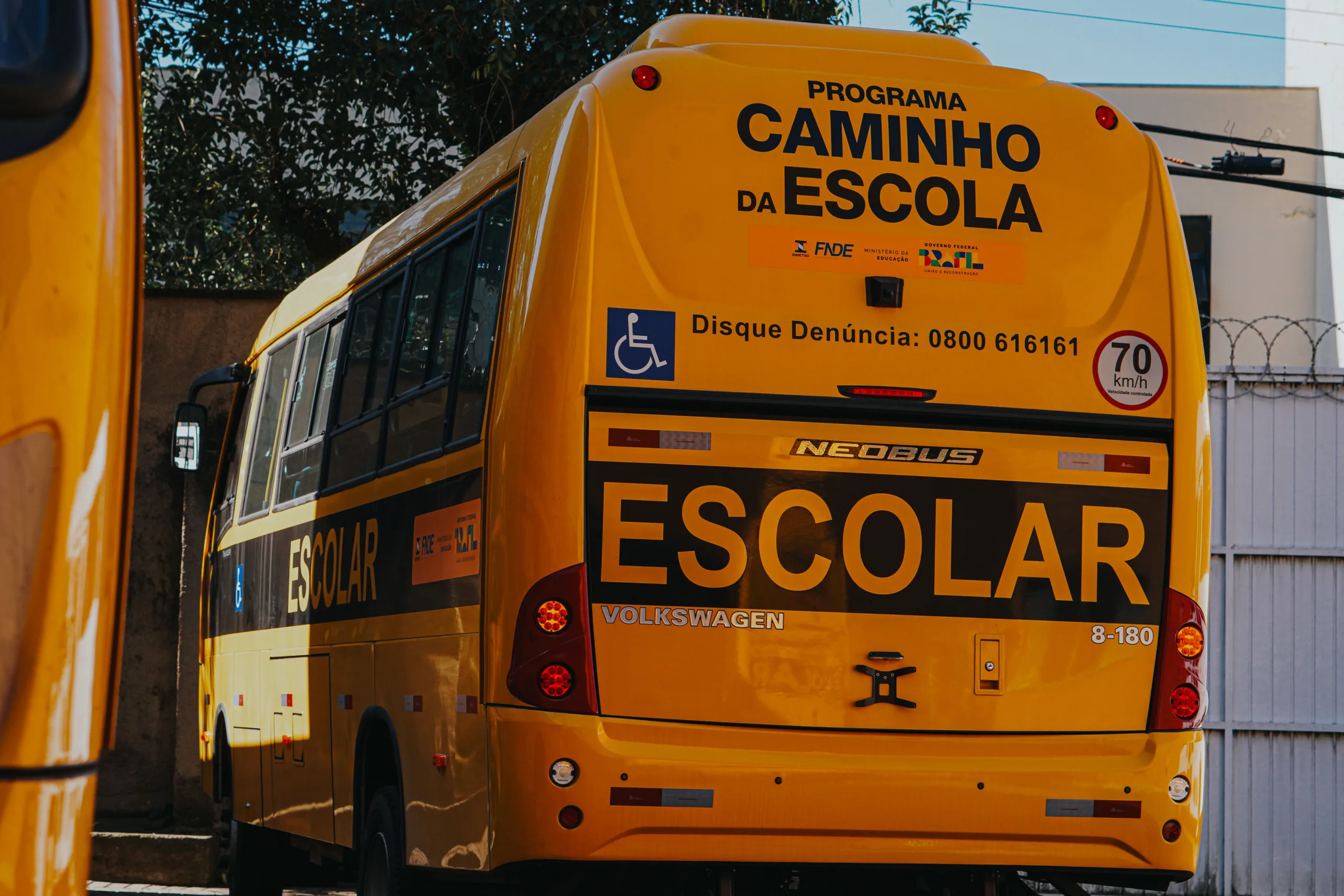 Governo do Paraná entrega novos ônibus escolares que atenderão alunos de cinco municípios