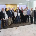 Maringá sediará em setembro de 2025 o 48º Instituto Rotary do Brasil, um evento internacional que deve reunir cerca de 2.500 participantes de todos os estados brasileiros e de outros países da América do Sul durante uma semana na cidade. O governador Carlos Massa Ratinho Junior confirmou o apoio do Governo do Estado e a sua participação na programação após um encontro com representantes da organização nesta quinta-feira (25) no Palácio Iguaçu, em Curitiba.