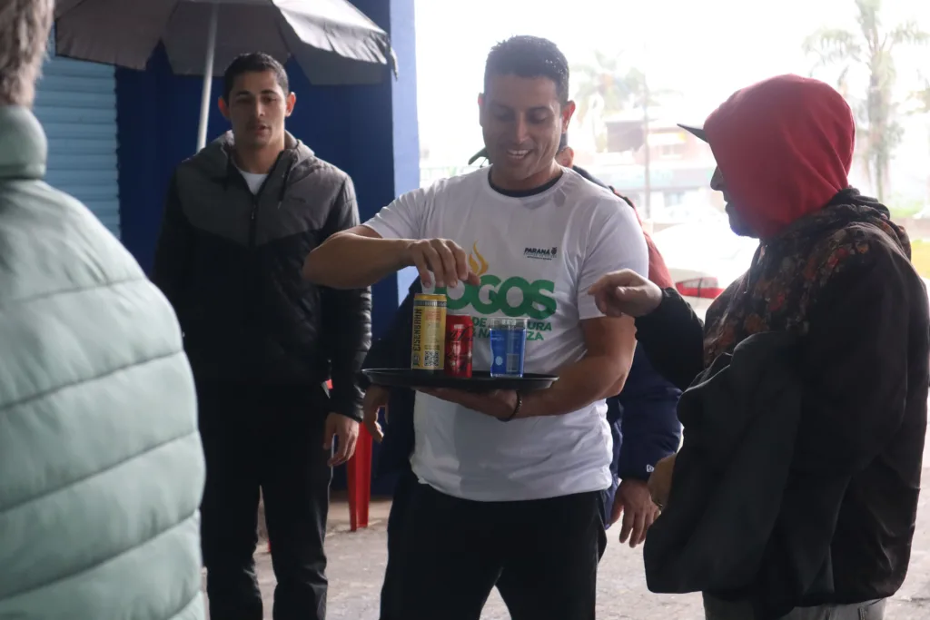 Corrida de Garçons reúne 45 profissionais e leva animação a Matinhos, no Litoral 13 Corrida de Garçons reúne 45 profissionais e leva animação a Matinhos, no Litoral