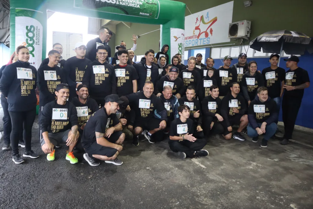 Corrida de Garçons reúne 45 profissionais e leva animação a Matinhos, no Litoral 19 Corrida de Garçons reúne 45 profissionais e leva animação a Matinhos, no Litoral