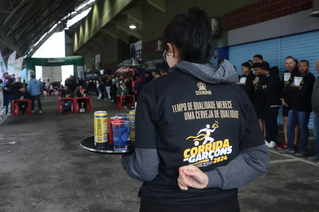 Corrida de Garçons reúne 45 profissionais e leva animação a Matinhos, no Litoral 8 Corrida de Garçons reúne 45 profissionais e leva animação a Matinhos, no Litoral