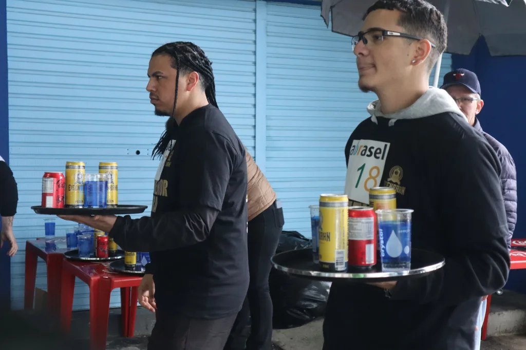 Corrida de Garçons reúne 45 profissionais e leva animação a Matinhos, no Litoral 9 Corrida de Garçons reúne 45 profissionais e leva animação a Matinhos, no Litoral