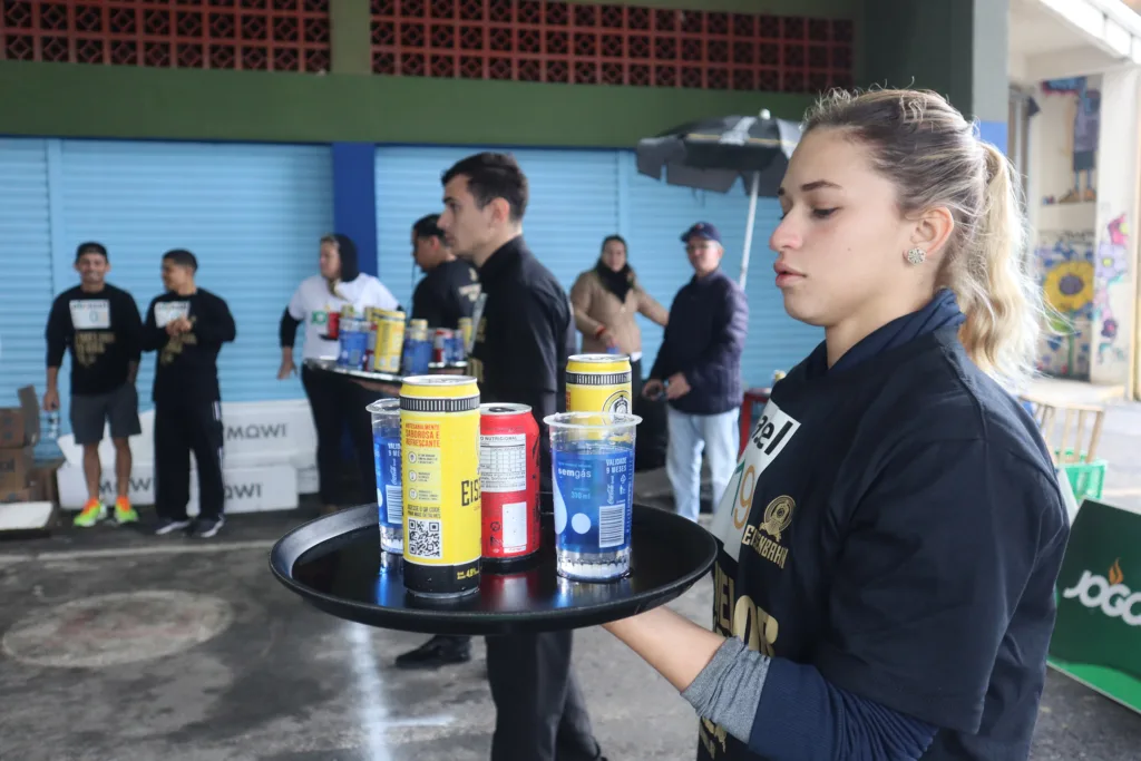 Corrida de Garçons reúne 45 profissionais e leva animação a Matinhos, no Litoral 18 Corrida de Garçons reúne 45 profissionais e leva animação a Matinhos, no Litoral