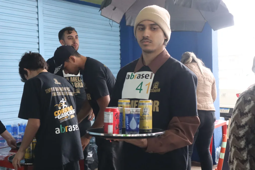 Corrida de Garçons reúne 45 profissionais e leva animação a Matinhos, no Litoral 7 Corrida de Garçons reúne 45 profissionais e leva animação a Matinhos, no Litoral