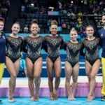 Atleta apoiada pelo Estado, Júlia Soares conquista o bronze na ginástica por equipes em Paris. Na foto, Iryna Ilyashenko, Júlia Soares, Lorrane Oliveira, Rebeca Andrade, Flavia Saraiva e Jade Barbosa e o treinador Francisco Porath Neto. Foto: Miriam Jeske/COB